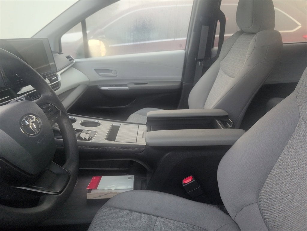 2025 Toyota Sienna LE