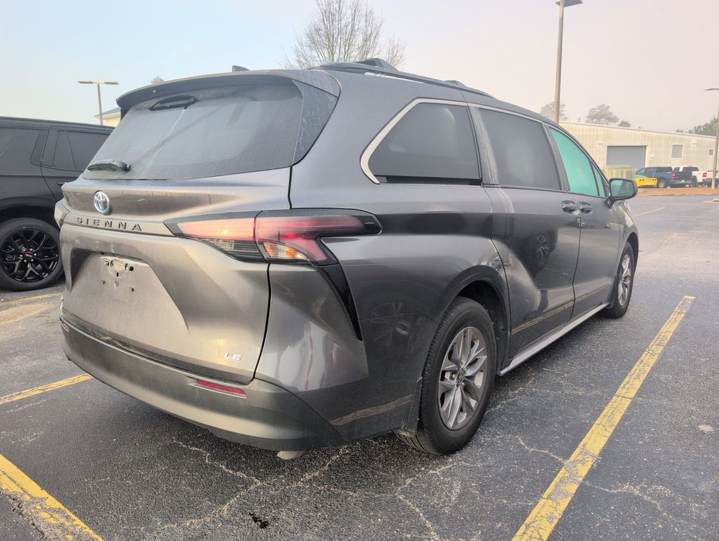 2025 Toyota Sienna LE