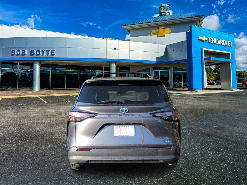 2025 Toyota Sienna LE