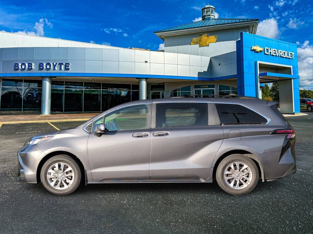 2025 Toyota Sienna LE