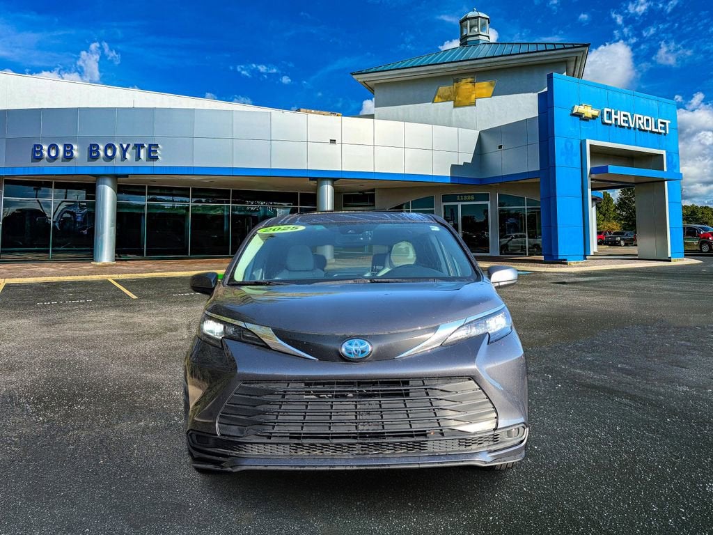 2025 Toyota Sienna LE
