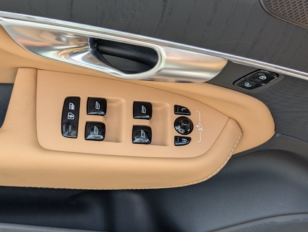 2024 Volvo XC90 Recharge Plug-In Hybrid T8 Ultimate Bright Theme 7-Seater